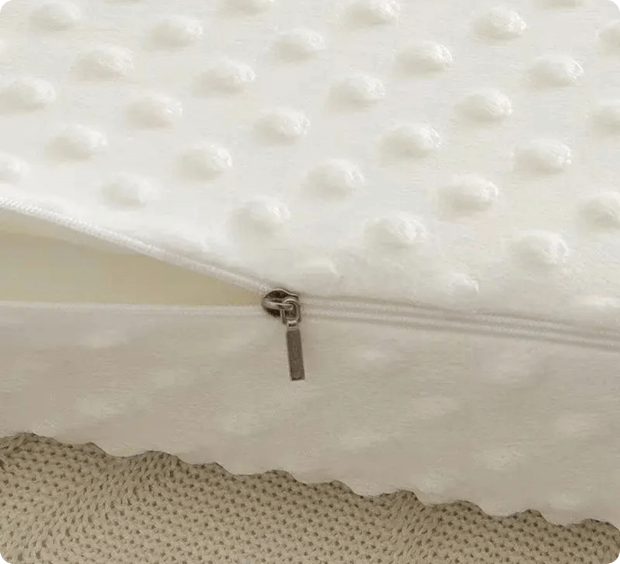 alt="Close-up of Spino pillow texture – soft, breathable, pressure-relieving surface"
